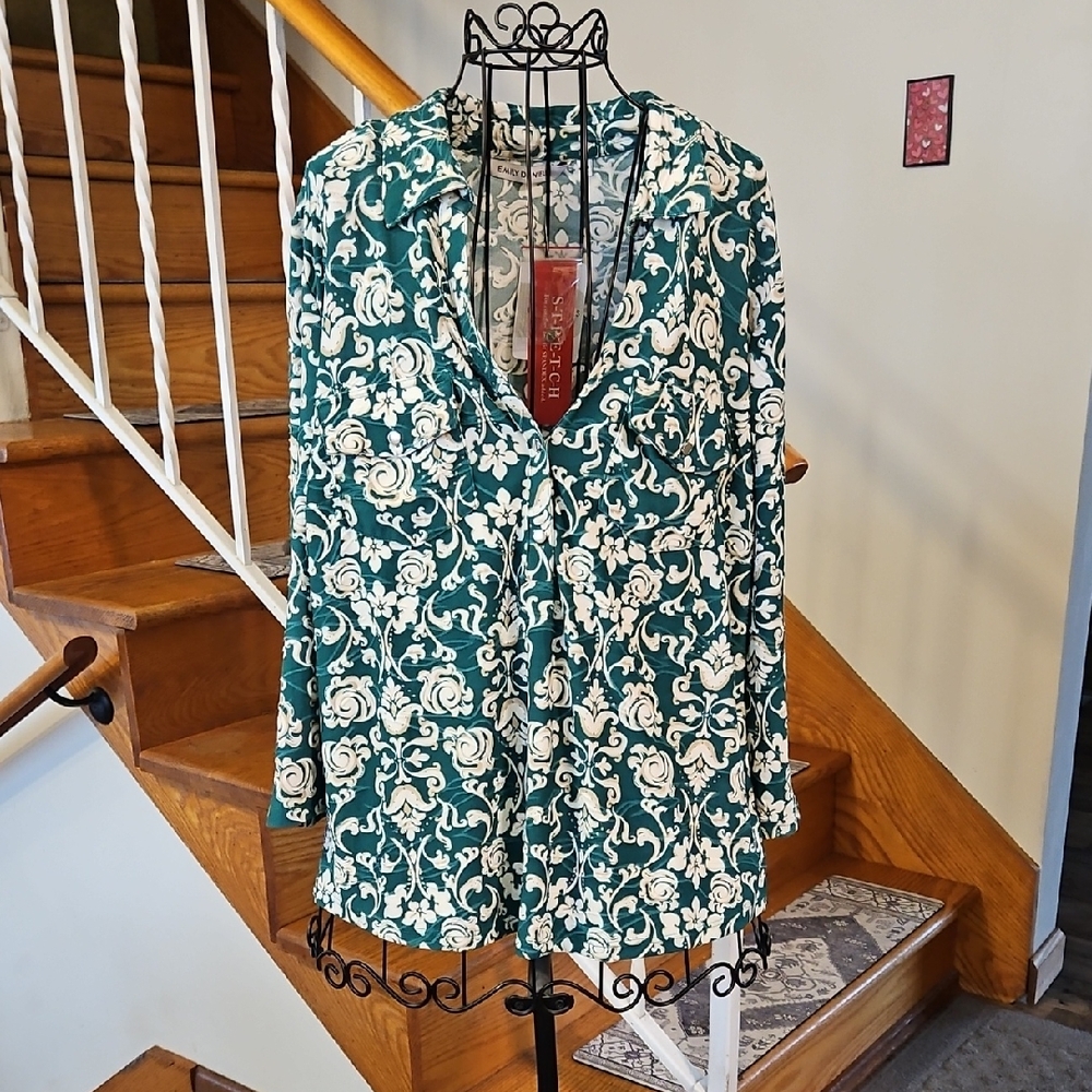 👚Emily Daniels Green Print V Neck Top